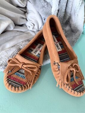 Minnetonka Kilty Hardsole Women’s Tan Suede Fringe Moccasin - Arizona Fabric